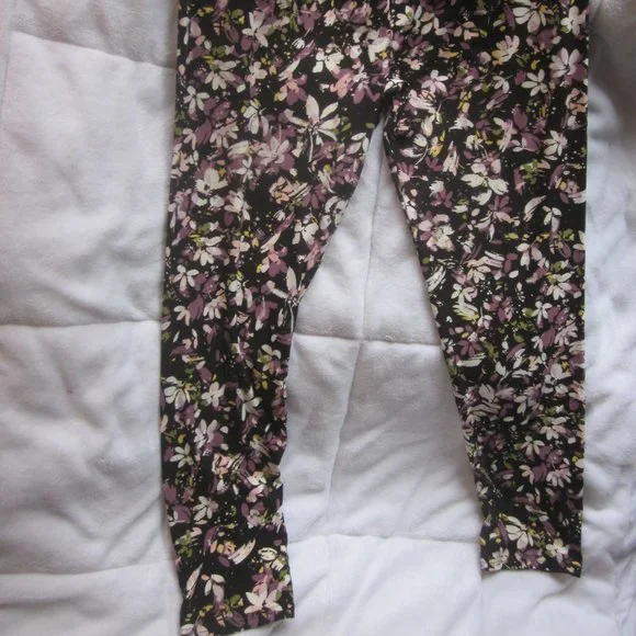 Juniors' V-Front Crossover Soft Leggings NWT Painted Floral Brand: No Boundaries - Picture 4 of 7